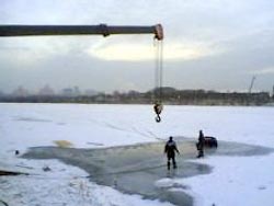 В Хабаровском крае "КамАЗ" ушел под лед В Хабаровском крае "КамАЗ" ушел под лед