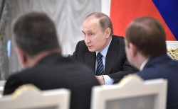 Владимир Путин потребовал избавить пациентов поликлиник от очередей и хамства Владимир Путин потребовал избавить пациентов поликлиник от очередей и хамства