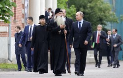 Путин посетил старообрядческий Рогожский духовный центр Путин посетил старообрядческий Рогожский духовный центр