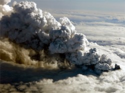 Исландский вулкан снова закоптил небо Европы