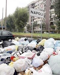 ЕС требует откопать Неаполь из-под мусора ЕС требует откопать Неаполь из-под мусора