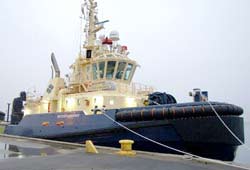Русских моряков спасают англичане Русских моряков спасают англичане