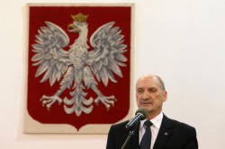 Министр обороны Польши назвал авиакатастрофу под Смоленском терактом Министр обороны Польши назвал авиакатастрофу под Смоленском терактом