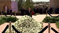 Путин возложил цветы на могилу Каримова Путин возложил цветы на могилу Каримова
