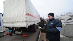 В Донбассе разгружают гумконвой из России В Донбассе разгружают гумконвой из России