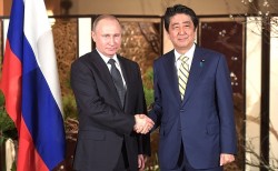 Владимир Путин и Синдзо Абэ восстанавливают замороженные контакты Владимир Путин и Синдзо Абэ восстанавливают замороженные контакты
