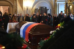 Жертв катастрофы Ту-154 провожают в последний путь Жертв катастрофы Ту-154 провожают в последний путь