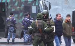 Луганск оцеплен вооруженными людьми Луганск оцеплен вооруженными людьми