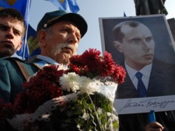 Бандеру лишили звания героя Бандеру лишили звания героя