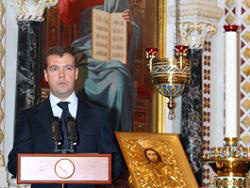 Медведев передал церкви святыни из музея Кремля