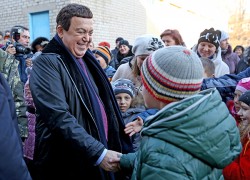 Донецк чествует защитников Отечества Донецк чествует защитников Отечества