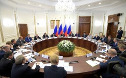 Владимир Путин: «Рабочие места мы должны обеспечивать именно в России» Владимир Путин: «Рабочие места мы должны обеспечивать именно в России»