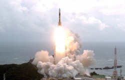 Япония запустила первый военный спутник связи