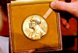 Вручена Нобелевка по экономике Вручена Нобелевка по экономике