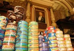 Россияне запасаются консервами Россияне запасаются консервами