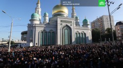 Мусульмане празднуют Курбан-байрам Мусульмане празднуют Курбан-байрам