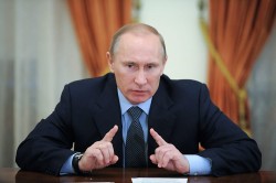 Владимир Путин обвинил Киев в гибели людей в Донбассе Владимир Путин обвинил Киев в гибели людей в Донбассе