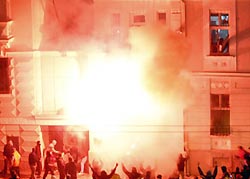 Сербы сожгли посольство США Сербы сожгли посольство США