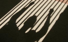 Британцев заставят брать родственников под залог Британцев заставят брать родственников под залог