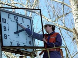Депутаты предлагают не переводить стрелки Депутаты предлагают не переводить стрелки