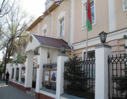 В Бишкеке посольство Белоруссии забросали камнями