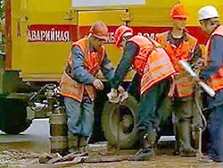 Автобус и троллейбус упали в яму Автобус и троллейбус упали в яму
