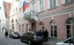 Эстония высылает двух российских дипломатов Эстония высылает двух российских дипломатов