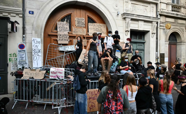 Макрон в войне