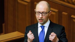 Яценюк намерен засудить Россию в Гааге за Крым Яценюк намерен засудить Россию в Гааге за Крым