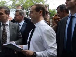 Медведев признал отсутствие денег на повышение пенсий