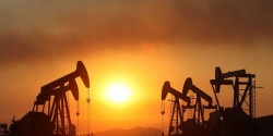 Мировые цены на нефть продолжают падать Мировые цены на нефть продолжают падать