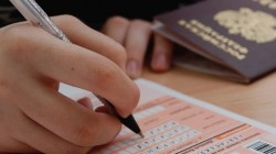 Выпускники сдают ЕГЭ по русскому языку Выпускники сдают ЕГЭ по русскому языку