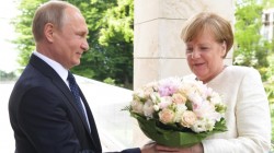 Путин встретил Меркель цветами Путин встретил Меркель цветами