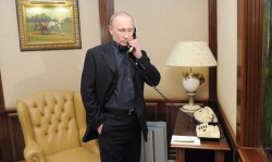 Путин, Меркель и Олланд обсудили ситуацию на Украине Путин, Меркель и Олланд обсудили ситуацию на Украине