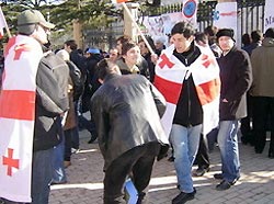 Саакашвили столкнул демонстрантов с военными Саакашвили столкнул демонстрантов с военными
