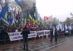 У Рады проходит митинг за отставку Яценюка
