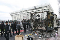В Бишкеке штурмуют парламент