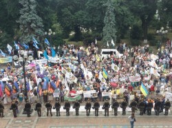 У Верховной Рады протестует 3 тысячи человек