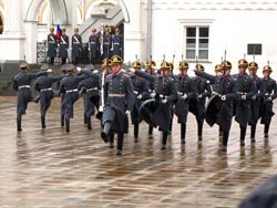 Апрель: смена караула Апрель: смена караула