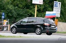 Россиянам разрешат размахивать флагом Россиянам разрешат размахивать флагом
