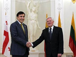 Саакашвили наградил президента Литвы