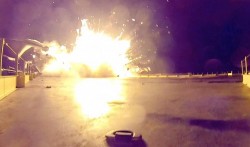 Возвращаемая ракета Falcon взорвалась после посадки Возвращаемая ракета Falcon взорвалась после посадки
