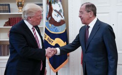 Трамп рассказал Лаврову о планах ИГ подорвать самолет Трамп рассказал Лаврову о планах ИГ подорвать самолет