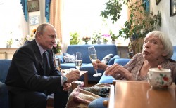 Путин поздравил Людмилу Алексееву с 90-летием Путин поздравил Людмилу Алексееву с 90-летием