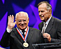 Буш-старший вручил Горбачеву медаль Свободы