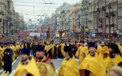 Крестный ход в Санкт-Петербурге собрал 100 тысяч верующих Крестный ход в Санкт-Петербурге собрал 100 тысяч верующих