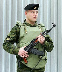 У милиционеров отберут автоматы Калашникова и пистолеты Макарова У милиционеров отберут автоматы Калашникова и пистолеты Макарова
