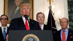 Трамп развязывает торговую войну с Китаем Трамп развязывает торговую войну с Китаем
