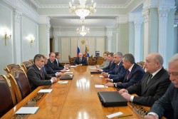 Путин обсудил с Совбезом участившиеся обстрелы Донбасса Путин обсудил с Совбезом участившиеся обстрелы Донбасса