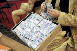 Наворовали и бегут? Наворовали и бегут?